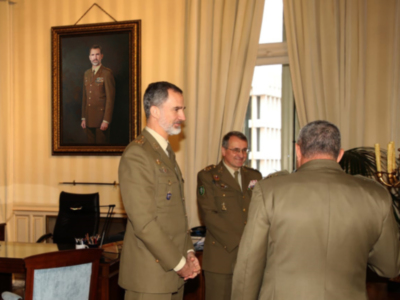 Felipe VI admira en vivo el retrato del pintor Antonio Montiel