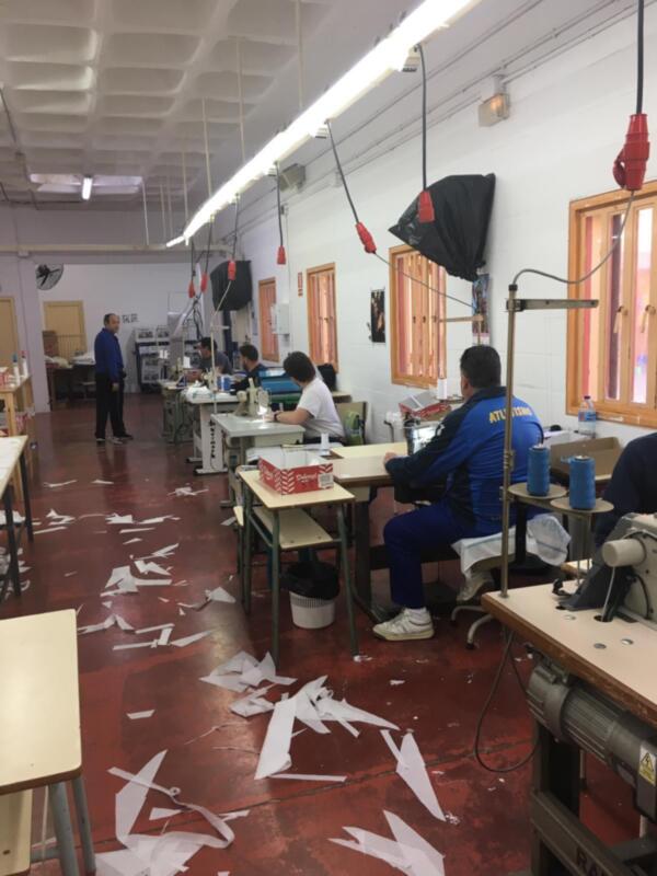 Internos del Centro Penitenciario  Sevilla I comienzan a fabricar batas  sanitarias