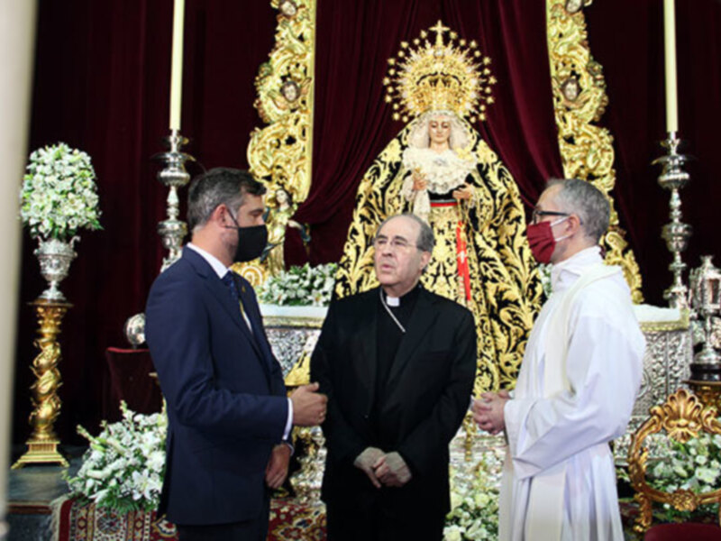 Representantes religiosos intercambian saludos ante la Virgen de la Cinta, en una ceremonia solemne.