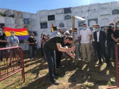 Comienza la exhumación de represaliados sepultados en fosas del cementerio de Jimena