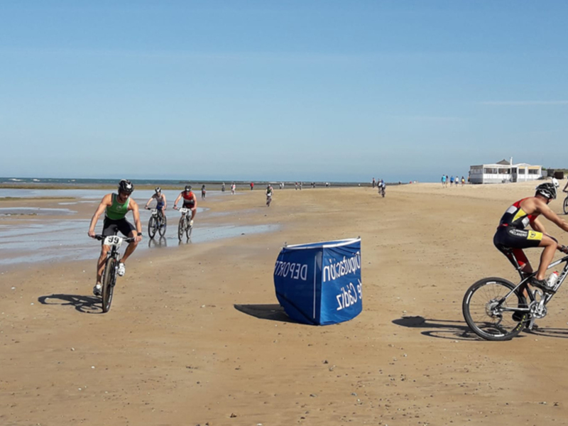 Bicicletas en la playa, mar y cielo azul.