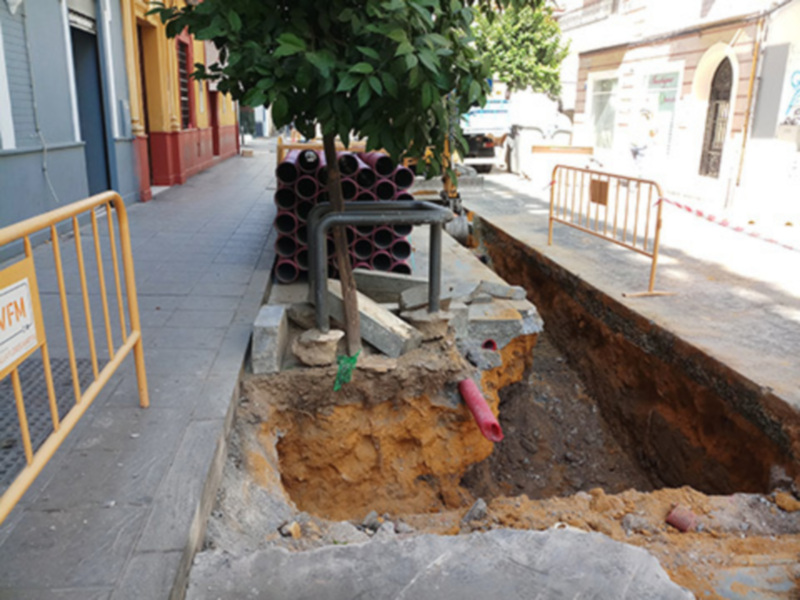 Trabajos de reparación de tuberías en una calle urbana.