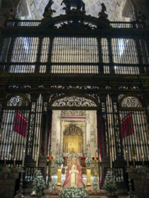 Sevilla vuelve a la reverencia  de su patrona antes del regreso a su camarín. 
