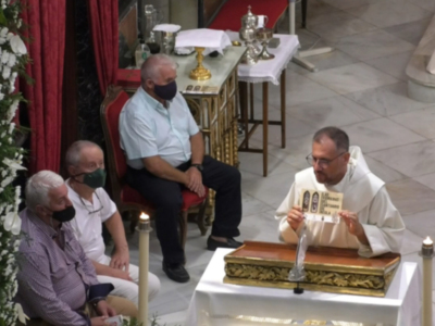 La revista ‘Las Vidrieras del Santuario’ fue presentada ayer ante la Virgen de Regla