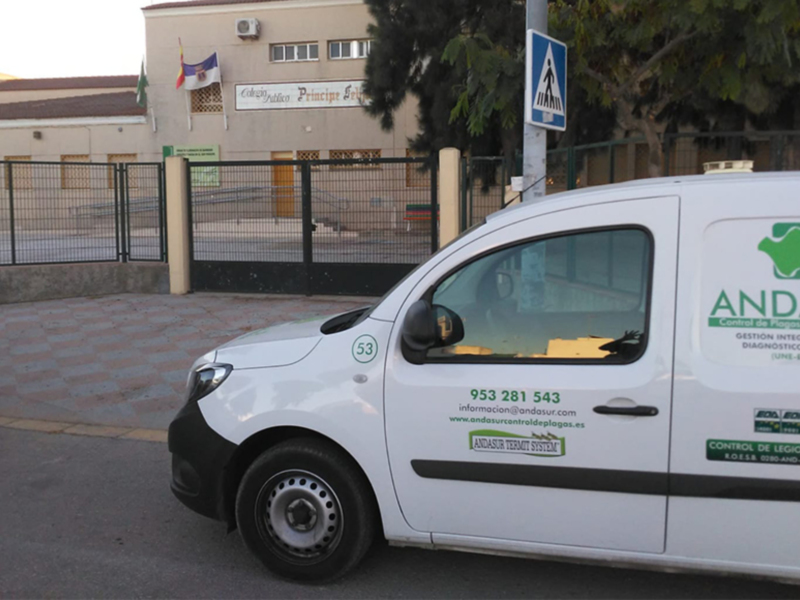 Vehículo de ANDASUR Control de Plagas en una calle urbana.