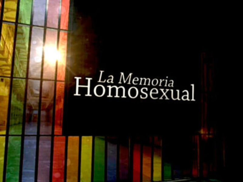 Fotografía de una ventana con vidrieras de colores que iluminan la oscuridad, junto con el texto 'La Memoria Homosexual'.