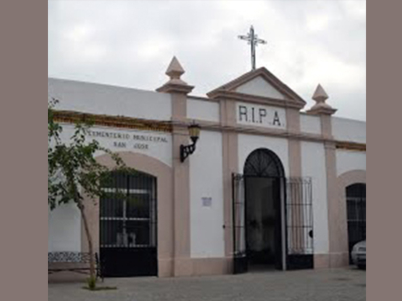 Entrada del Cementerio Municipal de San Agustín, con la inscripción 'R.I.P.A.' y una cruz en el techo.