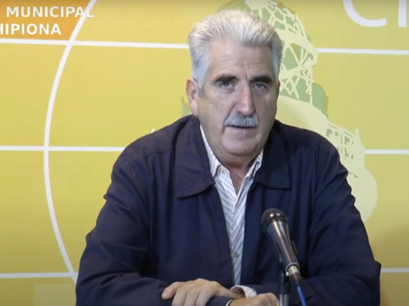 Persona hablando en una conferencia de prensa en Chipiona, España.