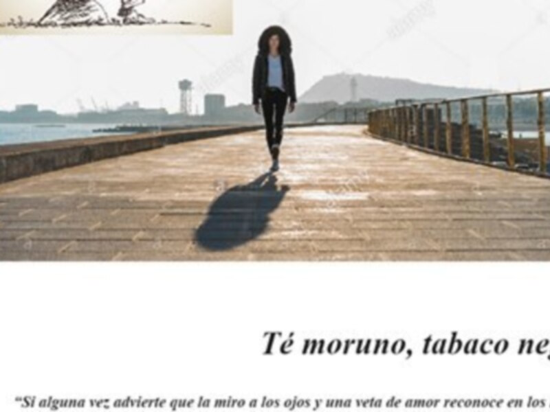 Una persona camina por un muelle, reflejando la calma del día junto al mar.