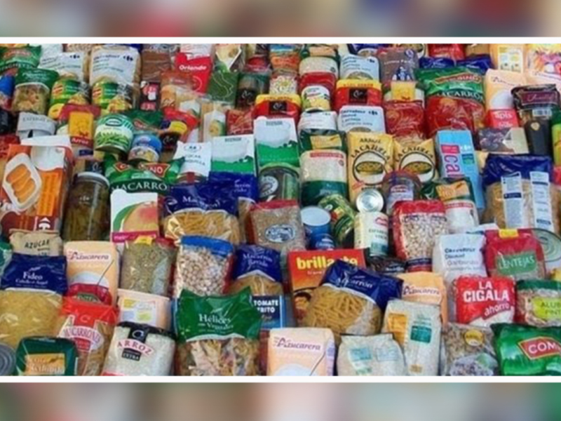 Una variedad de productos alimenticios en bolsas y envases, incluyendo cereales, snacks, leche y otros alimentos procesados.