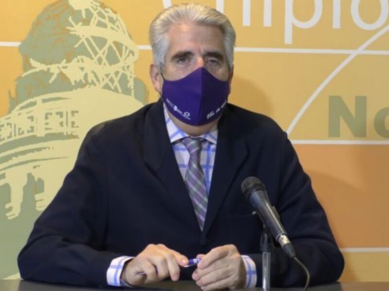 El presidente de la Comisión Europea, Ursula von der Leyen, se dirige a los medios en una conferencia de prensa. El fondo es un escudo europeo con el texto "Comisión Europea" y "Noticias".