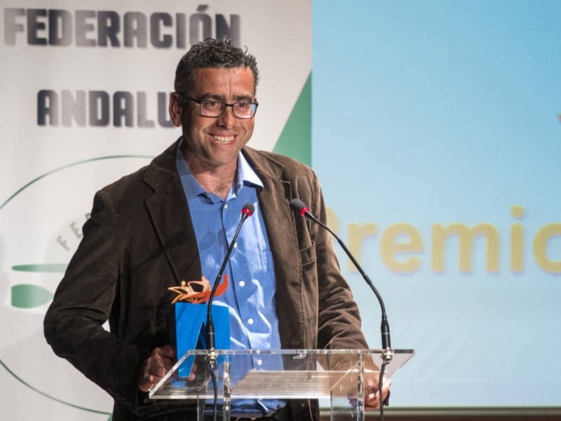 Persona recibiendo un premio en un evento de la Federación Andaluza.