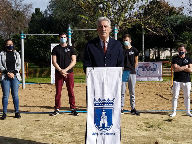 Presentación oficial de una nueva infraestructura deportiva en Chipiona, con el alcalde y representantes de la delegación de Deportes del Ayuntamiento.