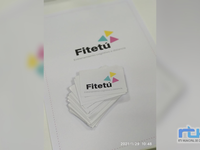 Tarjetas de presentación con el logotipo "Fitetú" y la frase "Entrenamientos cognitivos e interactivos".