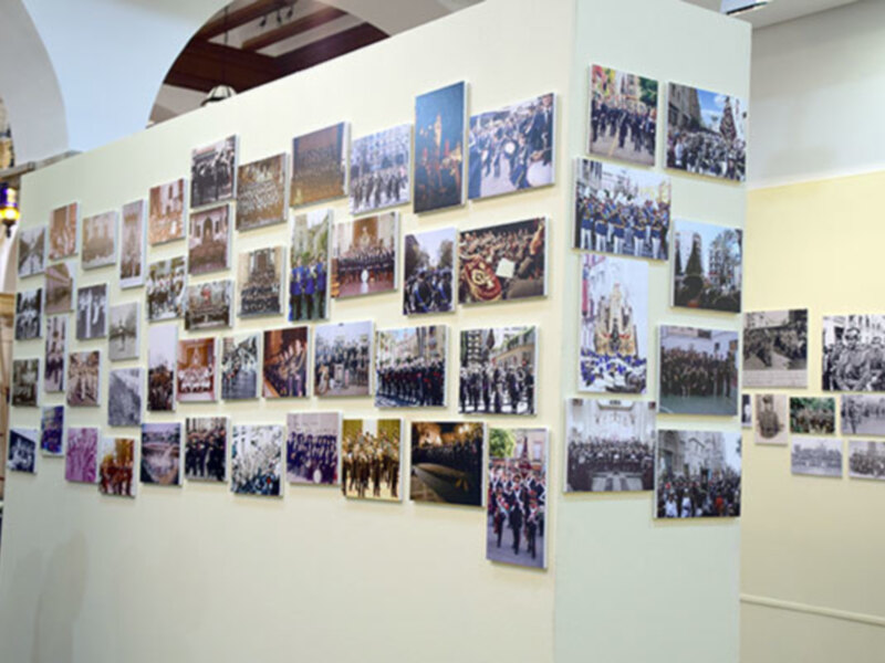 Exposición de fotos históricas en una pared, mostrando eventos y celebraciones.