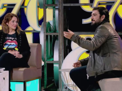 Carmen Flores se sienta en el sofá de "Un año de tu vida"