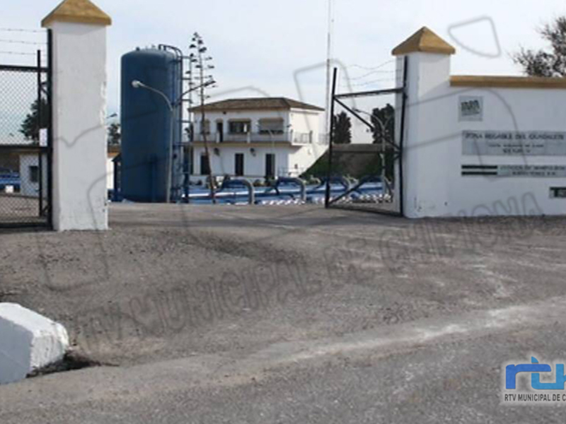 Entrada principal de la planta de tratamiento de aguas residuales, con una estructura blanca y azulada.