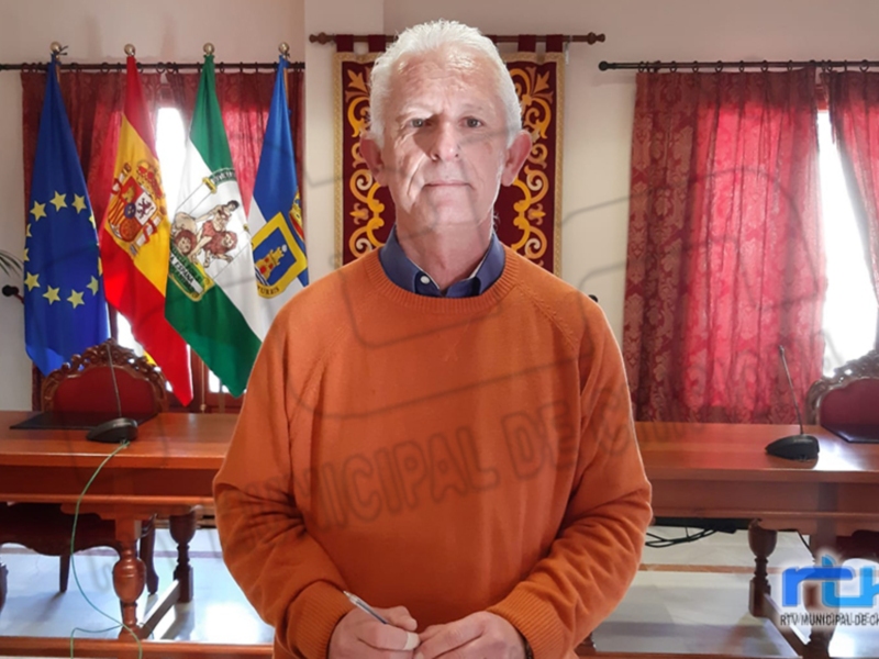 El alcalde de Chirivel, en una reunión con el Ayuntamiento, destacando la importancia de la colaboración entre las instituciones y la comunidad local.
