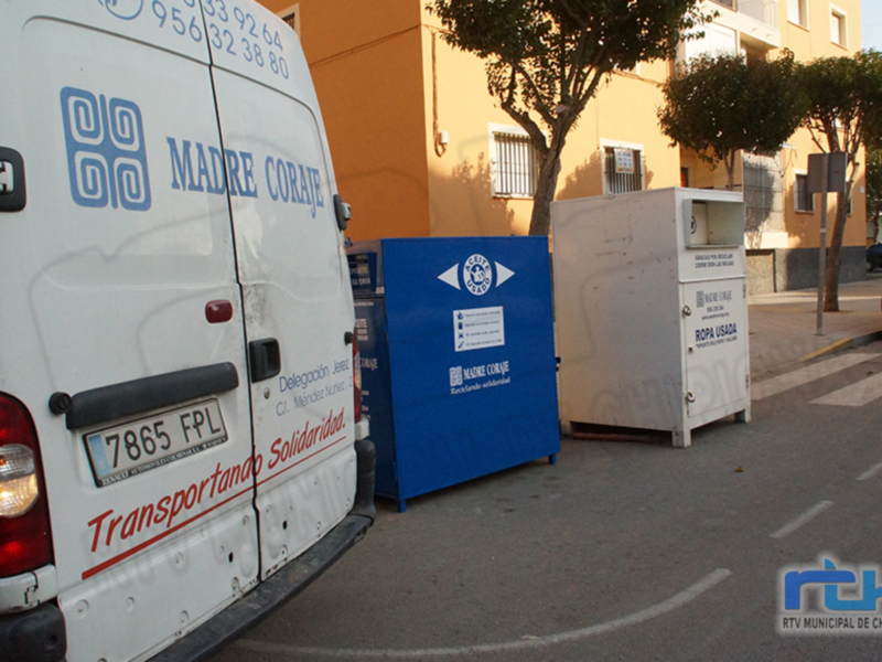 Vehículo de reciclaje y donación de ropa usada en Chipiona, España.
