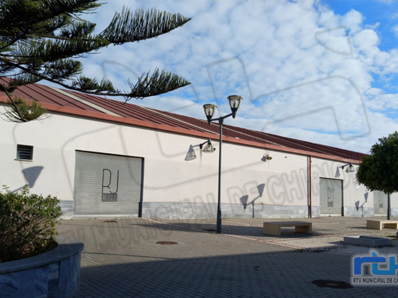 Exterior del Museo RJ en Chipiona, con su fachada blanca y puerta de acceso.