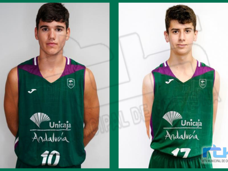 Dos jóvenes jugadores de baloncesto posan con sus uniformes del equipo Unicaja Andalucía, uno con el número 10 y otro con el número 17.