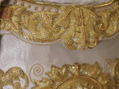 Presentada y bendecida una nueva saya para la Virgen de las Angustias de Alcalá del Río