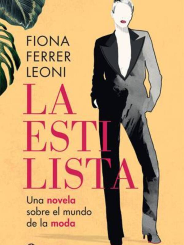 La portada de un libro titulado "La Lista" escrito por Fiona Ferrer Leoni. La portada incluye una ilustración de una mujer vestida con un traje elegante y un fondo amarillo con hojas verdes. El libro es publicado por Novela.