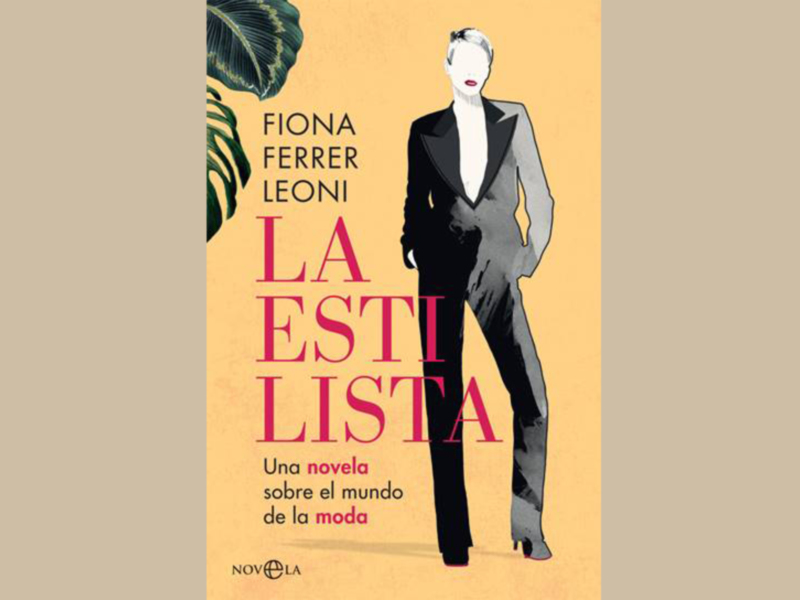 Portada de la novela 'La Estilista' de Fiona Ferrer Leoni, con una ilustración de una mujer vestida con un traje negro y un tocado de flores en el cabello.