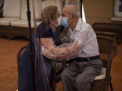 El fotoperiodista español Emilio Morenatti, premio Pulitzer por retratar el impacto de la pandemia en los mayores
