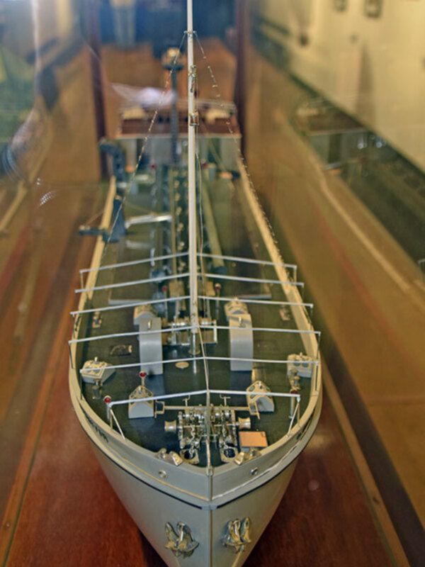 Modelo de barco en exposición, detallado y cuidadosamente construido.