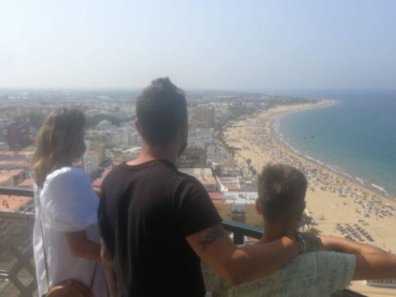 Amigos disfrutando de la espectacular vista de la playa desde una altura.