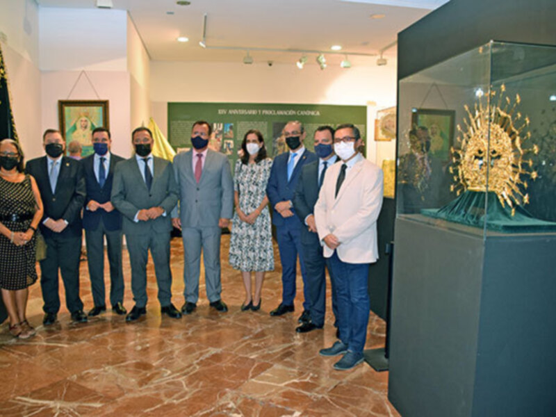 Celebración del 50º aniversario de la Proclamación Canónica en un museo, con una exposición de joyería histórica.