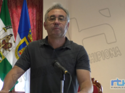 Pepe Mellado detalla las mejoras a realizar en las naves del antiguo mercado municipal con una inversión cercana a los 100.000 euros