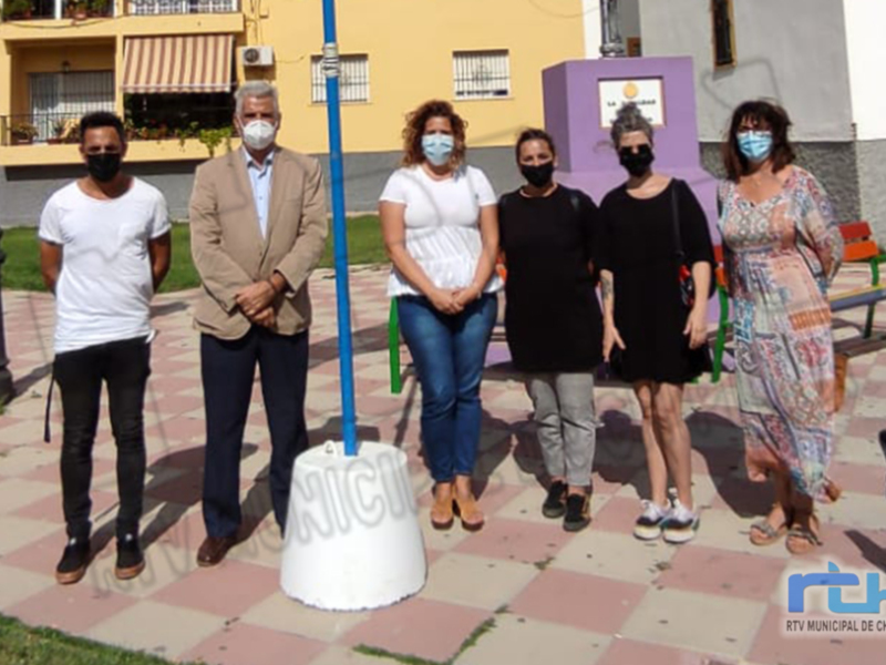 Inauguración de un nuevo parque infantil en Chipiona, con la presencia de autoridades locales y vecinos. La imagen muestra a varias personas posando junto a una estructura infantil, todos con mascarillas para evitar el contacto físico durante la pandemia.