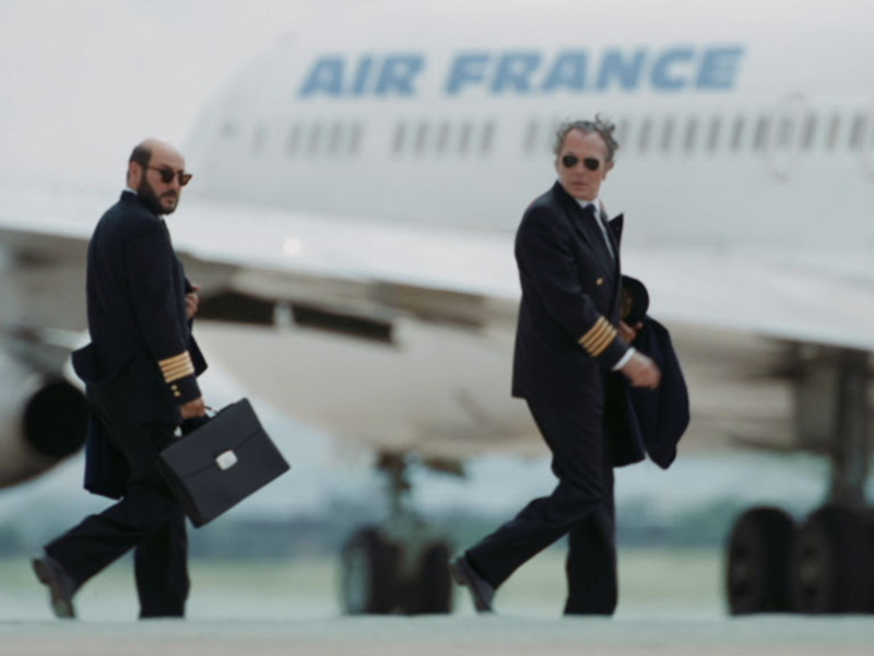 Pilotos caminando hacia un avión de Air France en el aeropuerto.