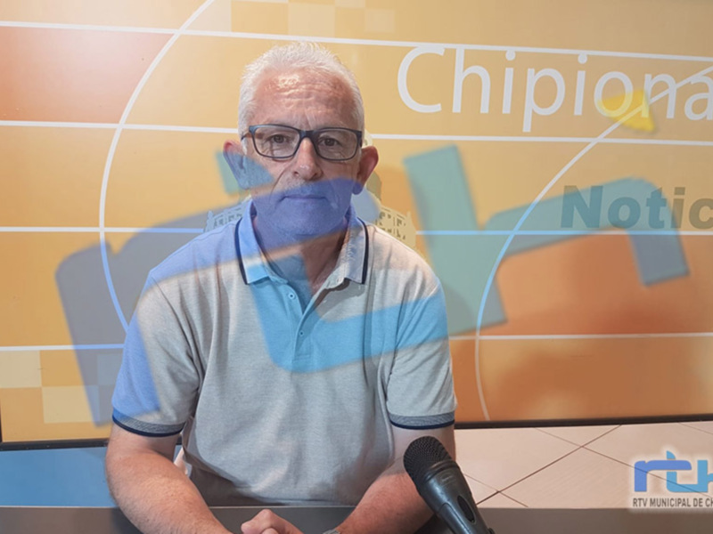 Entrevista en RTV Municipal de Chipiona, hombre con gafas y camiseta gris en estudio.