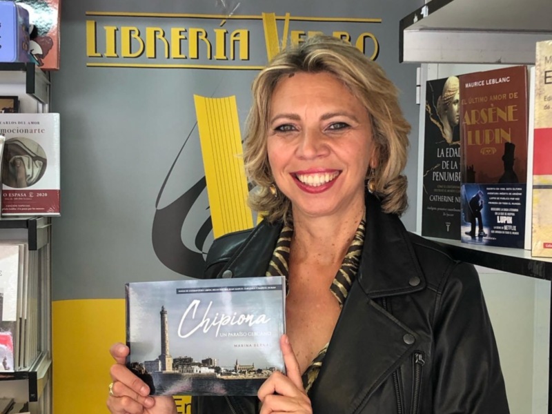 Chipiona, un paraíso cercano, de Marina Bernal presente en la Feria del Libro de Sevilla junto a Anónimos Infinitos 2, dedicado al confinamiento.