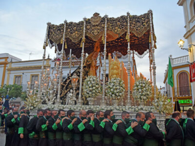La Virgen de las Angustias paseo por Alcalá del Río como broche de  Oro de  su Coronación.