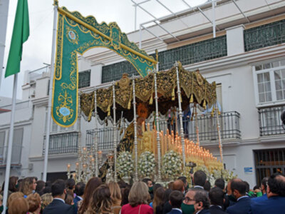 La primavera brotó por las calles de Alcalá de Alcalá del Río al paso de la  Virgen de las Angustias.