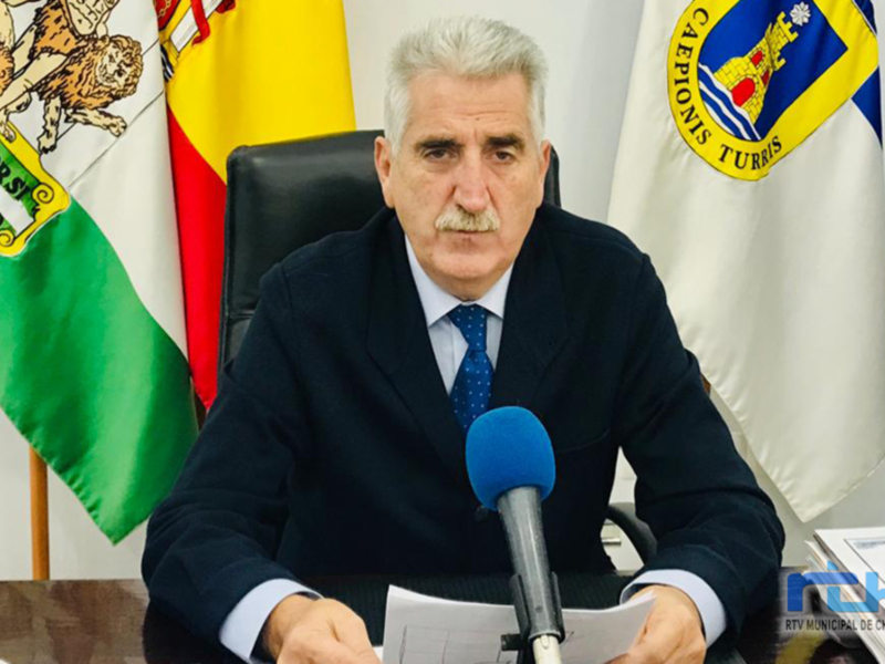 El alcalde de Chionia, México, durante una conferencia de prensa en el Ayuntamiento, con la bandera de la ciudad y la bandera de España en el fondo.