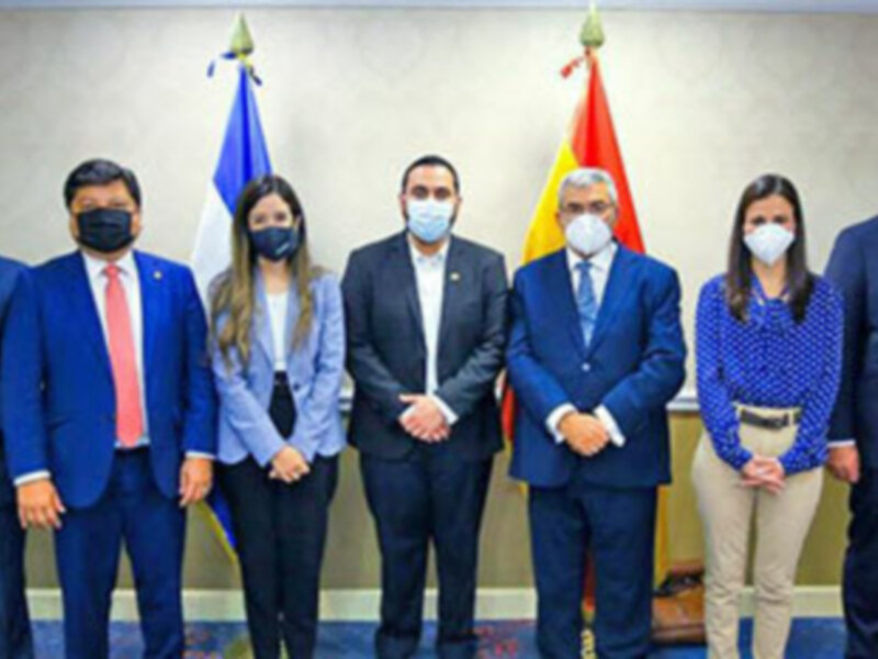 Reunión oficial con líderes políticos y representantes de empresas en un entorno formal.