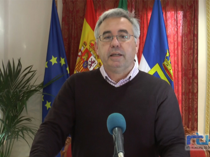 El alcalde de Embarcación, José Luis Martínez, durante una rueda de prensa en el Ayuntamiento.
