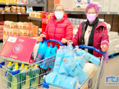 Luz María Caraballo agradece a la Tienda Solidaria la donación de productos de higiene del hogar que se entregarán este mes a familias necesitadas 