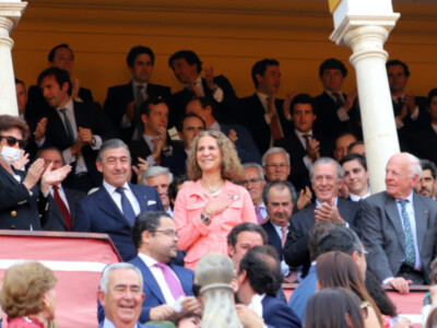La Infanta Elena y su hija Victoria Federica primera aparición tras visitar al Rey Emérito en Abu Dhabi.