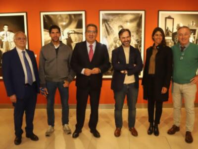 Cayetano Rivera asiste lesionado a una exposición de un cuadro suyo y se lo quiere llevar a casa
