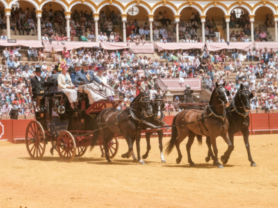 Los enganches vuelven a llenar la Maestranza en la mañana de Feria