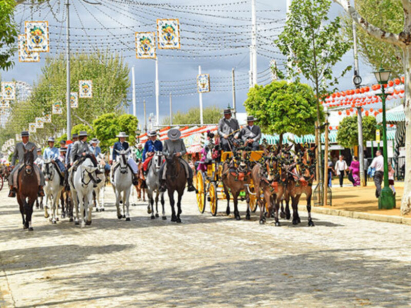 Imaginación en movimiento. Caballos y carros adornados con banderas, celebrando un evento festivo en una calle adoquinada.