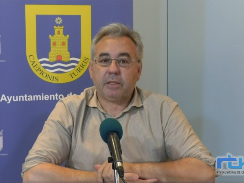 El presidente de la Asociación de Municipios de España, José Luis Escrivá, durante una conferencia de prensa en el Ayuntamiento de Chipiona.