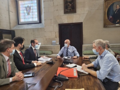 El alcalde comparte con la asociación Sevilla quiere Metro la urgencia de que la Junta licite las obras de la línea 3 