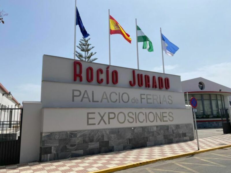 Rocío Jurado, Palacio de Ferias y Exposiciones. Banderas española y andaluza ondeando en el cielo azul.